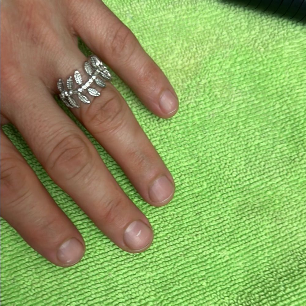 Elegant Silver Leaf Ring